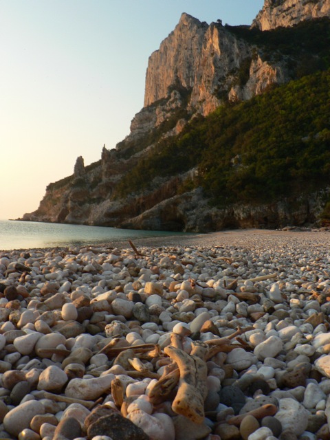 Le pietre arancio e blu di Cala Sisine