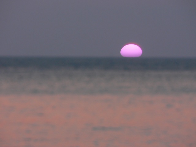 Il sorgere del sole sul mare arancio